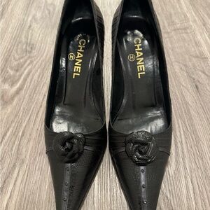 CHANEL Black Pointed-Toe Leather Pumps with Rosette